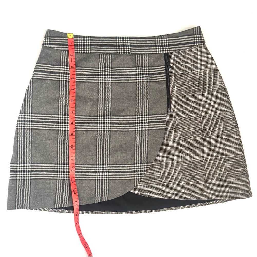 Alice + Olivia Lennon Plaid Wrap Mini Skirt Gray Size 6 - Picture 4 of 9